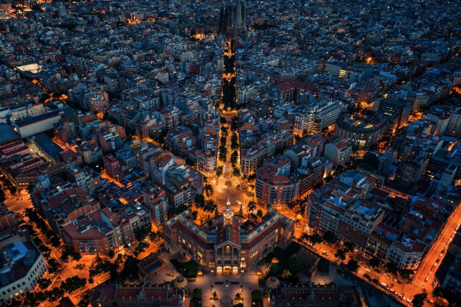 Ciudad de barcelona de noche con luces