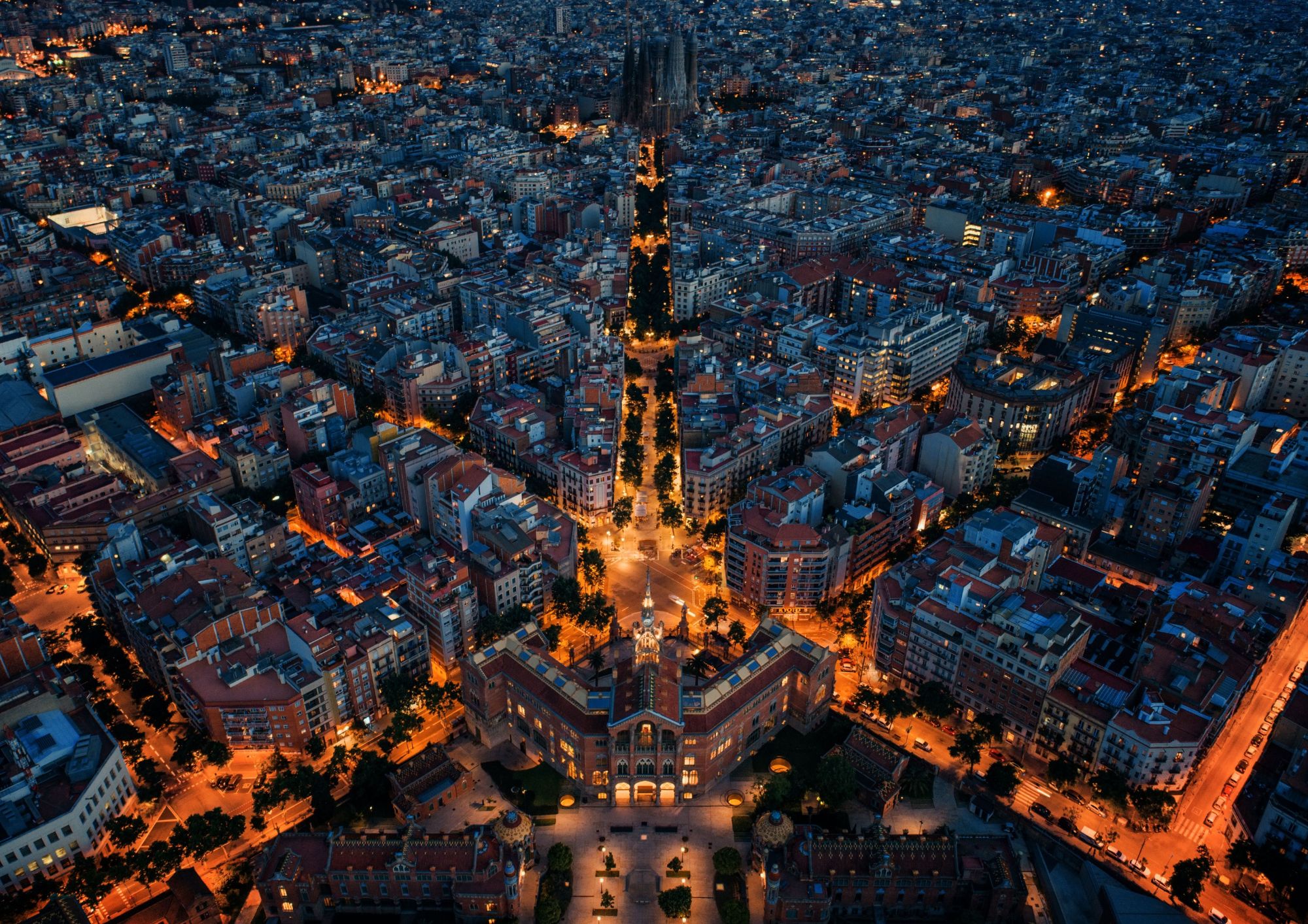 Ciudad de barcelona de noche con luces