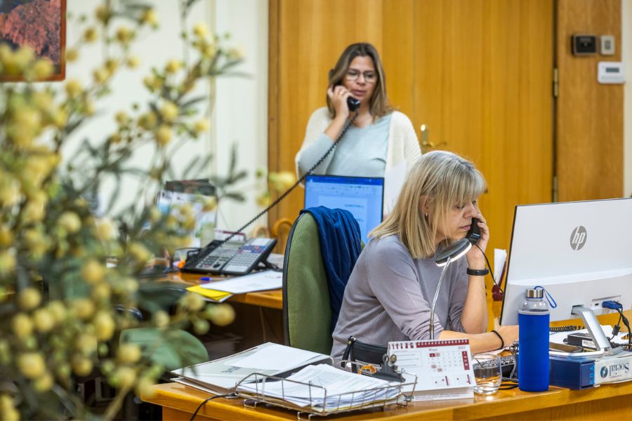 dos mujeres trabajando en oficina