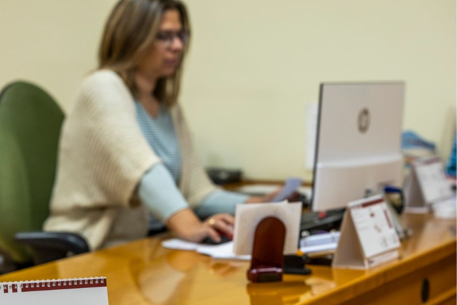 mujer trabajando en oficina